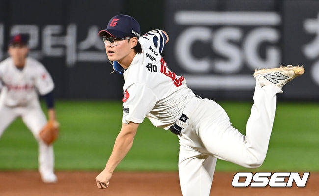[OSEN=부산, 이석우 기자] 20일 부산 사직야구장에서 2025 신한 SOL 뱅크 KBO 리그 롯데 자이언츠와 LG 트윈스의 경기가 열렸다. 홈팀 롯데는 윤성빈, 방문팀 LG는 송승기가 선발 출전했다.롯데 자이언츠 송재영이 역투하고 있다. 2025.05.20 / foto0307@osen.co.kr