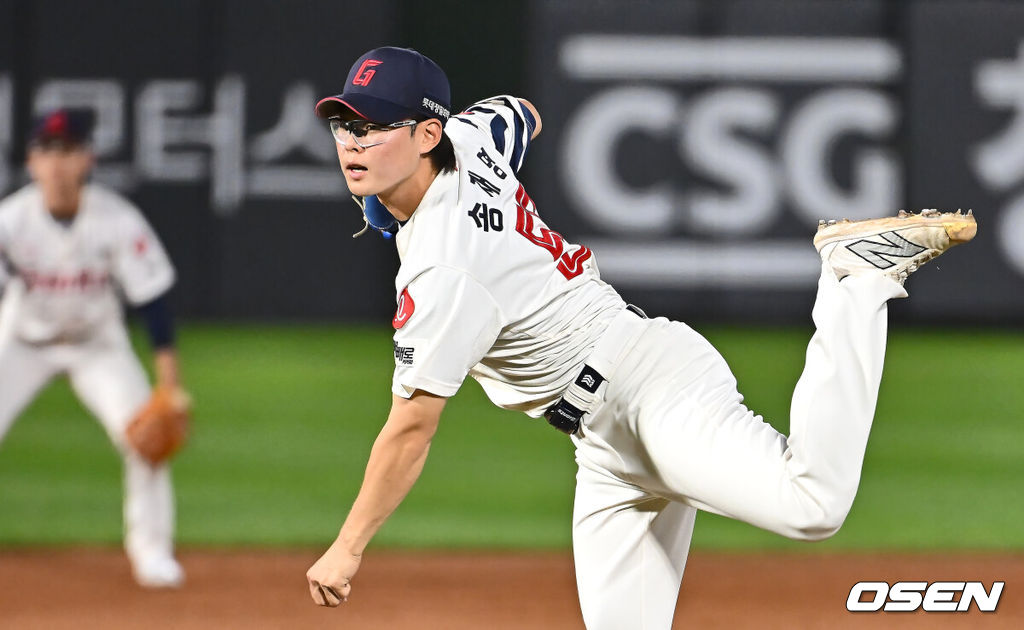 20일 부산 사직야구장에서 2025 신한 SOL 뱅크 KBO 리그 롯데 자이언츠와 LG 트윈스의 경기가 열렸다. 홈팀 롯데는 윤성빈, 방문팀 LG는 송승기가 선발 출전했다.롯데 자이언츠 송재영이 역투하고 있다. 2025.05.20 / foto0307@osen.co.kr