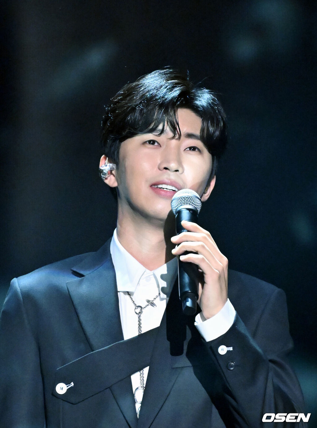 27일 오후 서울 송파구 잠실 실내체육관에서 '제11회 가온차트 뮤직 어워즈'에 앞서 레드카펫 포토월 행사가 진행됐다.가수 임영웅이 열창을 하고 있다. 2022.01.27 /rumi@osen.co.kr