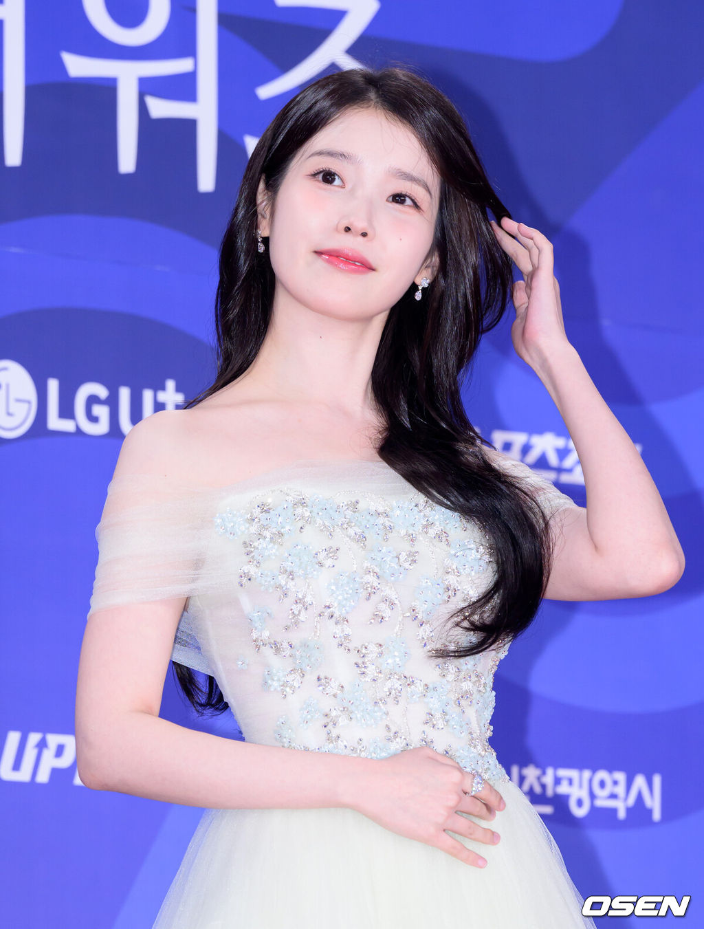 제4회 청룡시리즈어워즈 레드카펫 및 포토월 행사가 18일 인천 파라다이스시티에서 열렸다.청룡시리즈어워즈는 2022년 대한민국 최초로 시도된 오리지널 스트리밍 시리즈를 대상으로 하는 시상식이다. 사회는 전현무와 임윤아로 4년 연속 호흡을 맞춘다.배우 아이유가 레드카펫을 밟고 있다. 2025.07.18 /sunday@osen.co.kr  
