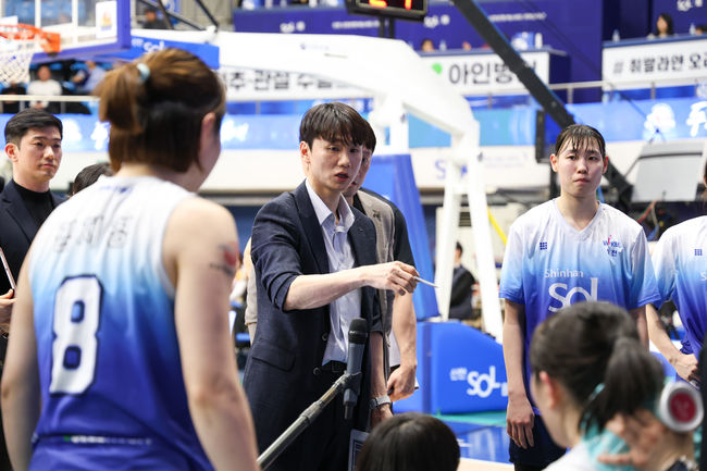 [사진] 지난 시즌 신한은행에서 성공적으로 대행을 맡은 이시준 코치