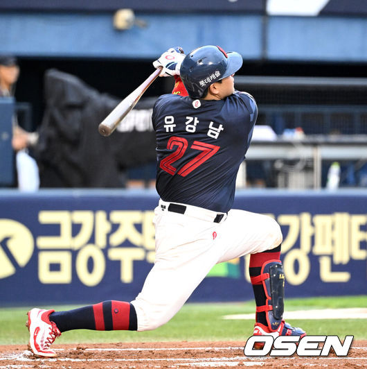 [OSEN=잠실, 이대선 기자] 19일 오후 서울 잠실야구장에서 2025 신한 SOL Bank KBO리그 LG 트윈스와 롯데 자이언츠의 경기가 열렸다.LG는 에르난데스, 롯데는 데이비슨을 선발 투수로 내세웠다.2회초 2사에서 롯데 유강남이 좌월 2루타를 치고 있다.  2025.07.19 /sunday@osen.co.kr