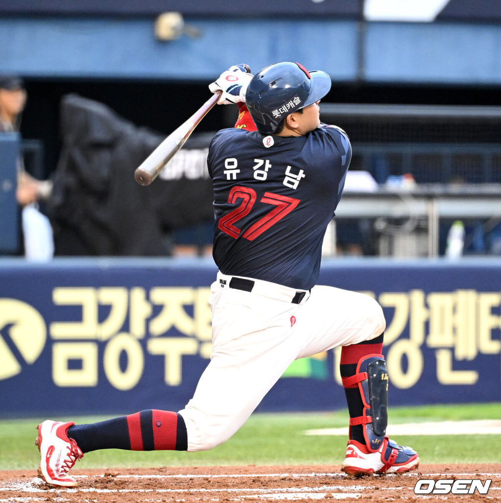 19일 오후 서울 잠실야구장에서 2025 신한 SOL Bank KBO리그 LG 트윈스와 롯데 자이언츠의 경기가 열렸다.LG는 에르난데스, 롯데는 데이비슨을 선발 투수로 내세웠다.2회초 2사에서 롯데 유강남이 좌월 2루타를 치고 있다.  2025.07.19 /sunday@osen.co.kr