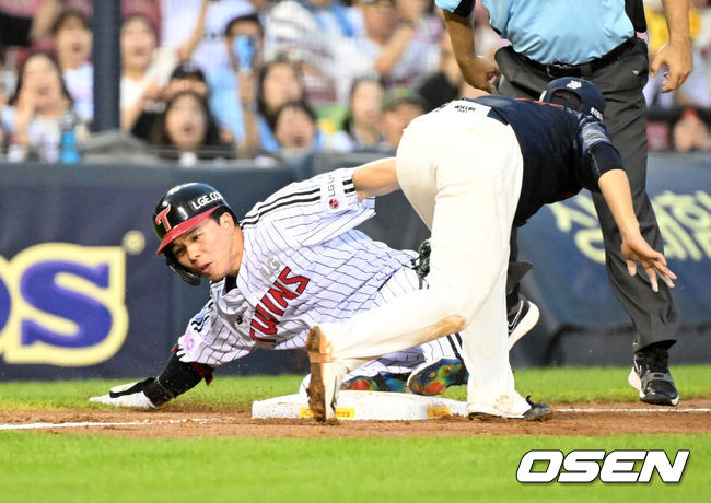 [OSEN=잠실, 이대선 기자] 19일 오후 서울 잠실야구장에서 2025 신한 SOL Bank KBO리그 LG 트윈스와 롯데 자이언츠의 경기가 열렸다.LG는 에르난데스, 롯데는 데이비슨을 선발 투수로 내세웠다.5회말 1사 2루 LG 문성주가 좌중간 적시 2루타를 치고 신민재가 홈으로 향하는 사이 3루로 쇄도했으나 아웃되고 있다.  2025.07.19 /sunday@osen.co.kr