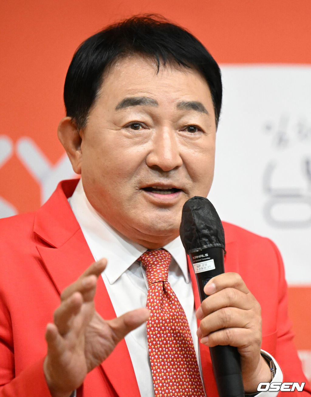 20일 오후 서울 서초동 한국컨퍼런스센터에서 SKY채널 예능 프로그램 '임채무의 낭만닥터' 제작발표회가 열렸다.‘임채무의 낭만닥터'는 닥터캠핑카를 탄 도시의 낭만닥터들이 전국 도서산간의 주민을 찾아 의료봉사에 나서는 힐링 리얼리티 예능 프로그램이다. 임채무, 이문식, 지성원, 정형외과 전문의 이태훈 네 사람이 의료시스템이 부족한 도서산간의 주민들과 함께 시간을 보내며 환자의 건강과 마음을 어루만져주는 ‘임채무의 낭만닥터’는 시청자들에게 뭉클한 감동을 전한다.배우 임채무가 질문에 답을 하고 있다. 2022.04.20 /jpnews@osen.co.kr