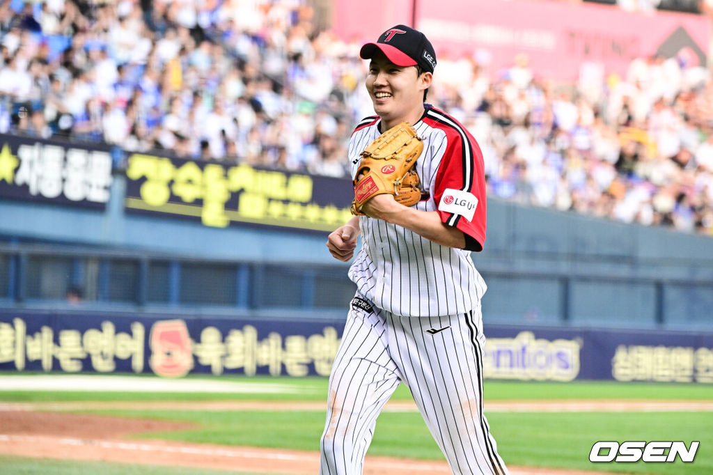 1일 오후 서울 잠실구장에서 ‘2025 신한 SOL Bank KBO리그’ LG 트윈스와 삼성 라이온즈의 경기가 열렸다.이날 LG는 임찬규, 삼성은 레예스를 선발투수로 내세웠다.5회초 1사 1루 LG 선발 임찬규가 삼성 강민호에게 병살타를 이끌어내며 이닝을 끝낸 뒤 기뻐하고 있다. 2025.06.01 /cej@osen.co.kr
