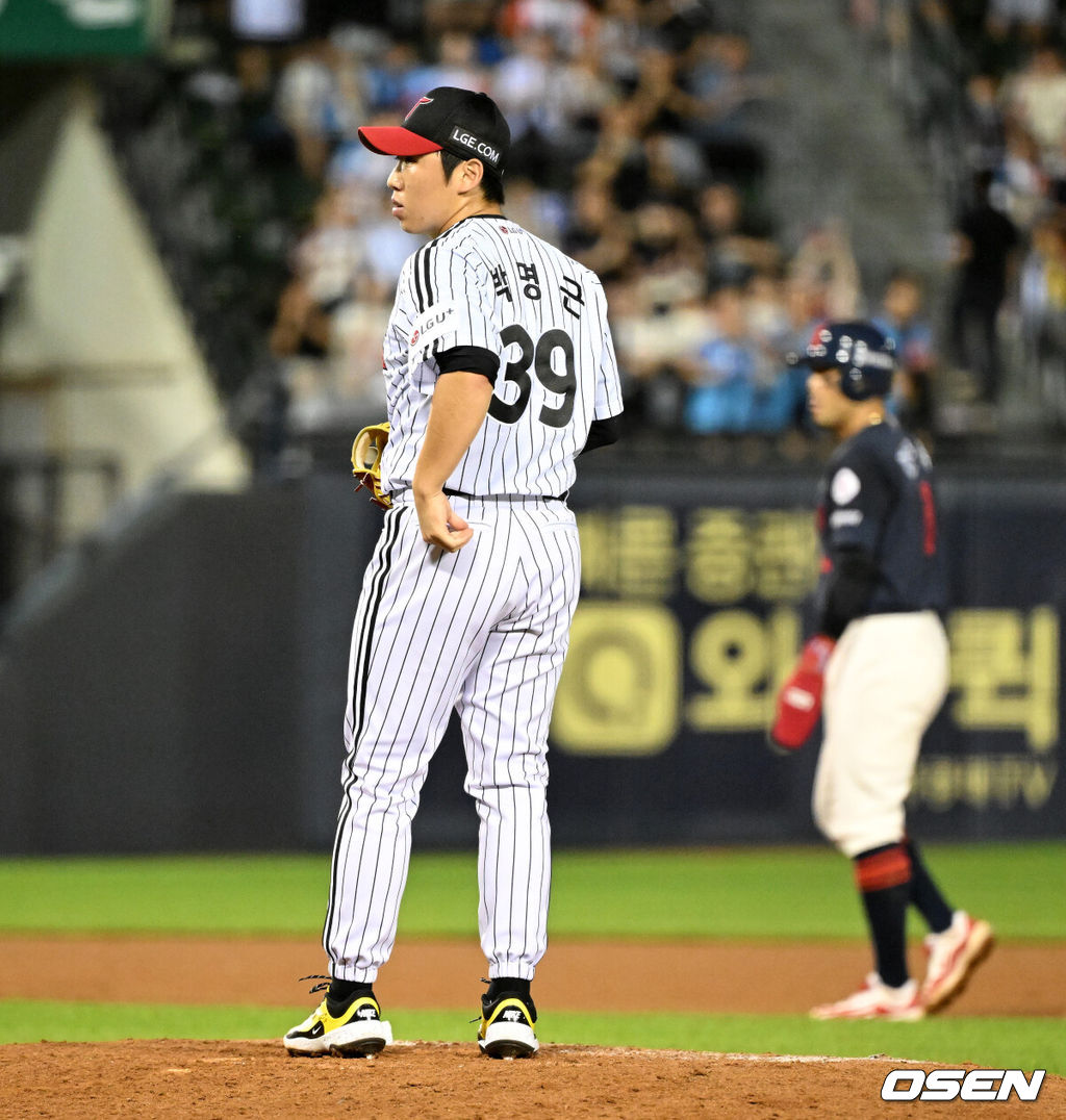 19일 오후 서울 잠실야구장에서 2025 신한 SOL Bank KBO리그 LG 트윈스와 롯데 자이언츠의 경기가 열렸다.LG는 에르난데스, 롯데는 데이비슨을 선발 투수로 내세웠다.8회초 2사 만루에서 LG 박명근이 롯데 전민재에게 밀어내기 볼넷을 허용하고 있다.  2025.07.19 /sunday@osen.co.kr
