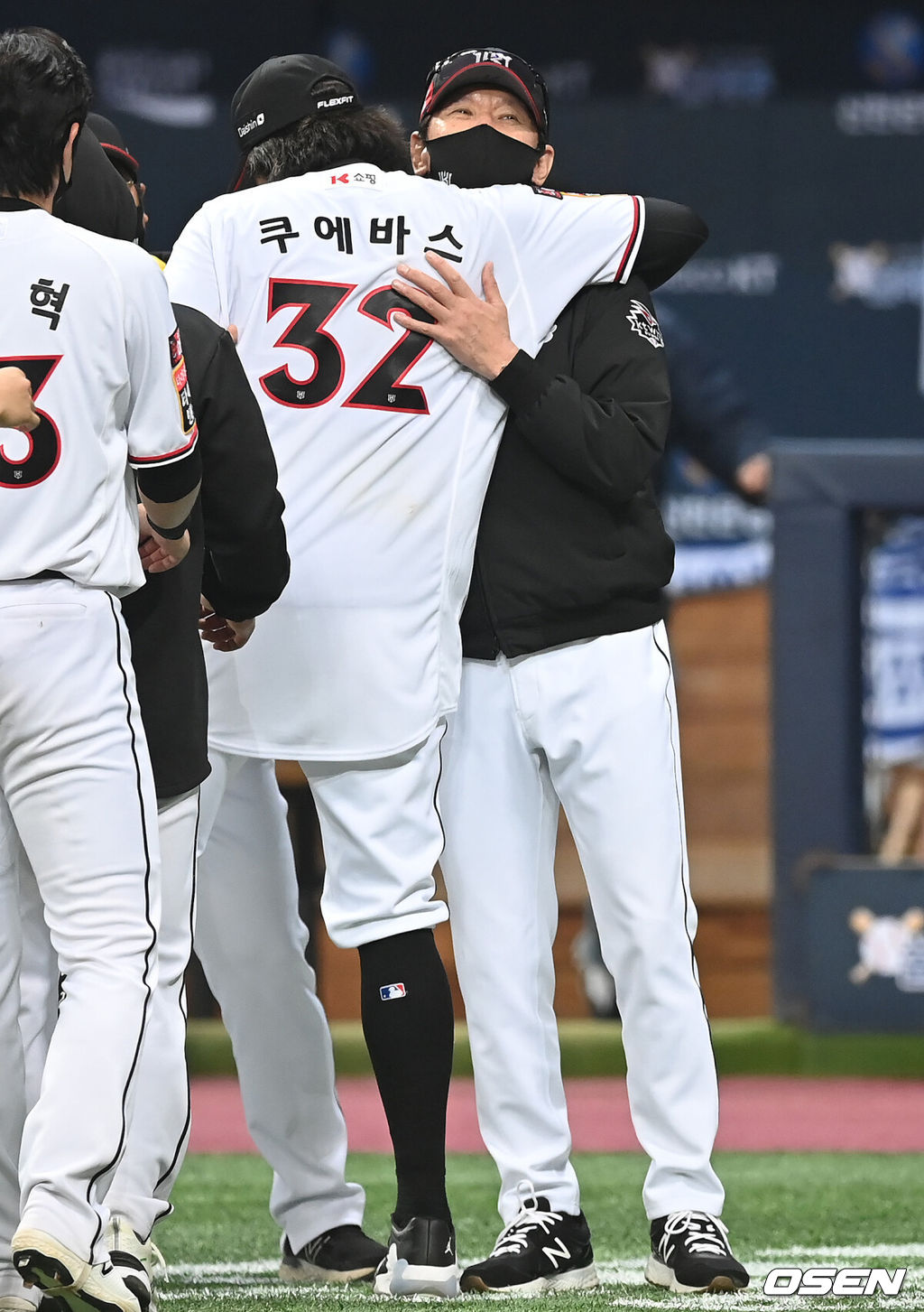 14일 오후 서울 고척스카이돔에서 KT 위즈와 두산 베어스의 2021시즌 KBO리그 한국시리즈 1차전이 열렸다.KT는 14일 서울 고척돔에서 열린 2021 한국시리즈 두산과 1차전에서 4-1로 승리, 기선 제압에 성공했다.경기 종료 후 KT 이강철 감독과 쿠에바스가 기쁨을 나누고 있다. 2021.11.14 /ksl0919@osen.co.kr