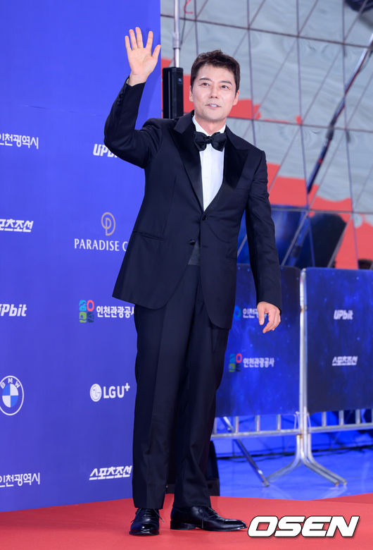 [OSEN=이대선 기자] 제4회 청룡시리즈어워즈 레드카펫 및 포토월 행사가 18일 인천 파라다이스시티에서 열렸다.<br /><br />청룡시리즈어워즈는 2022년 대한민국 최초로 시도된 오리지널 스트리밍 시리즈를 대상으로 하는 시상식이다. 사회는 전현무와 임윤아로 4년 연속 호흡을 맞춘다.<br /><br />방송인 전현무가 레드카펫을 밟고 있다. 2025.07.18 /sunday@osen.co.kr