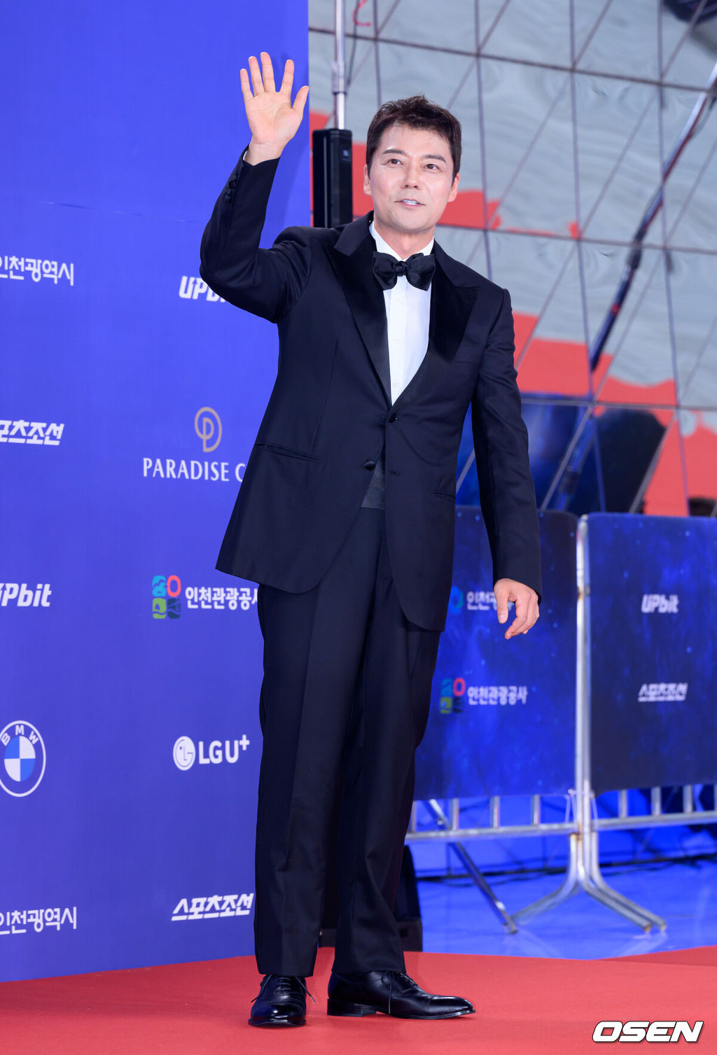제4회 청룡시리즈어워즈 레드카펫 및 포토월 행사가 18일 인천 파라다이스시티에서 열렸다.<br /><br />청룡시리즈어워즈는 2022년 대한민국 최초로 시도된 오리지널 스트리밍 시리즈를 대상으로 하는 시상식이다. 사회는 전현무와 임윤아로 4년 연속 호흡을 맞춘다.<br /><br />방송인 전현무가 레드카펫을 밟고 있다. 2025.07.18 /sunday@osen.co.kr