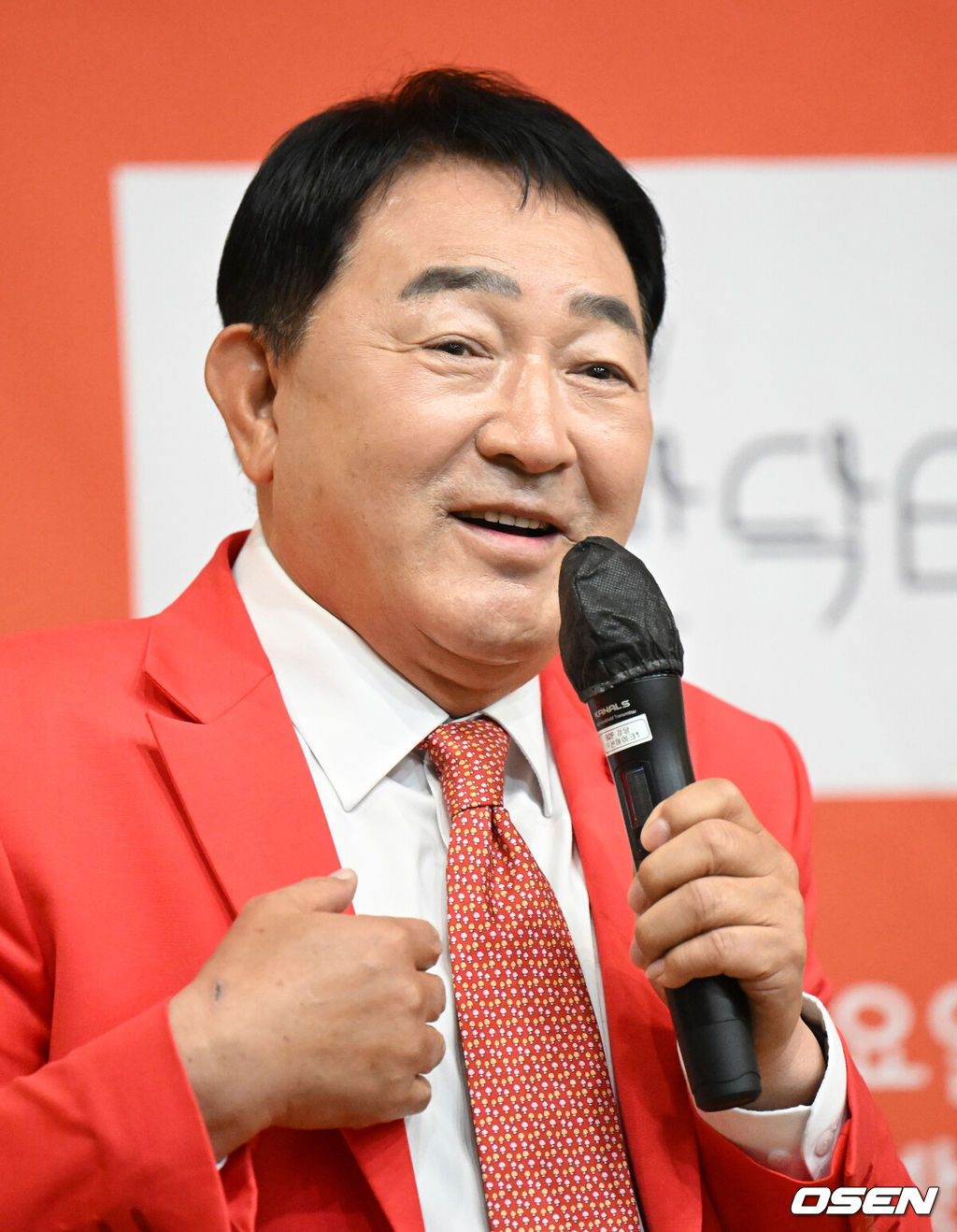 20일 오후 서울 서초동 한국컨퍼런스센터에서 SKY채널 예능 프로그램 '임채무의 낭만닥터' 제작발표회가 열렸다.‘임채무의 낭만닥터'는 닥터캠핑카를 탄 도시의 낭만닥터들이 전국 도서산간의 주민을 찾아 의료봉사에 나서는 힐링 리얼리티 예능 프로그램이다. 임채무, 이문식, 지성원, 정형외과 전문의 이태훈 네 사람이 의료시스템이 부족한 도서산간의 주민들과 함께 시간을 보내며 환자의 건강과 마음을 어루만져주는 ‘임채무의 낭만닥터’는 시청자들에게 뭉클한 감동을 전한다.배우 임채무가 질문에 답을 하고 있다. 2022.04.20 /jpnews@osen.co.kr