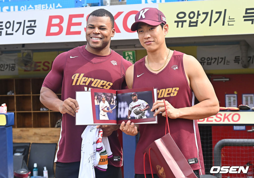 20일 대구삼성라이온즈파크에서 2025 신한 SOL 뱅크 KBO 리그 삼성 라이온즈와 키움 히어로즈의 경기가 열린다. 홈팀 삼성은 후라도가, 방문팀 키움은 알칸타라가 선발 출전한다. 키움 외국인 타자 카디네스의 부상 대체 외국인 선수 스톤 개랫이 환송식에서 송성문으로 부터 동료 선수들의 사인이 담긴 유니폼과 사진집을 받고 있다. 2025.07.20 / foto0307@osen.co.kr