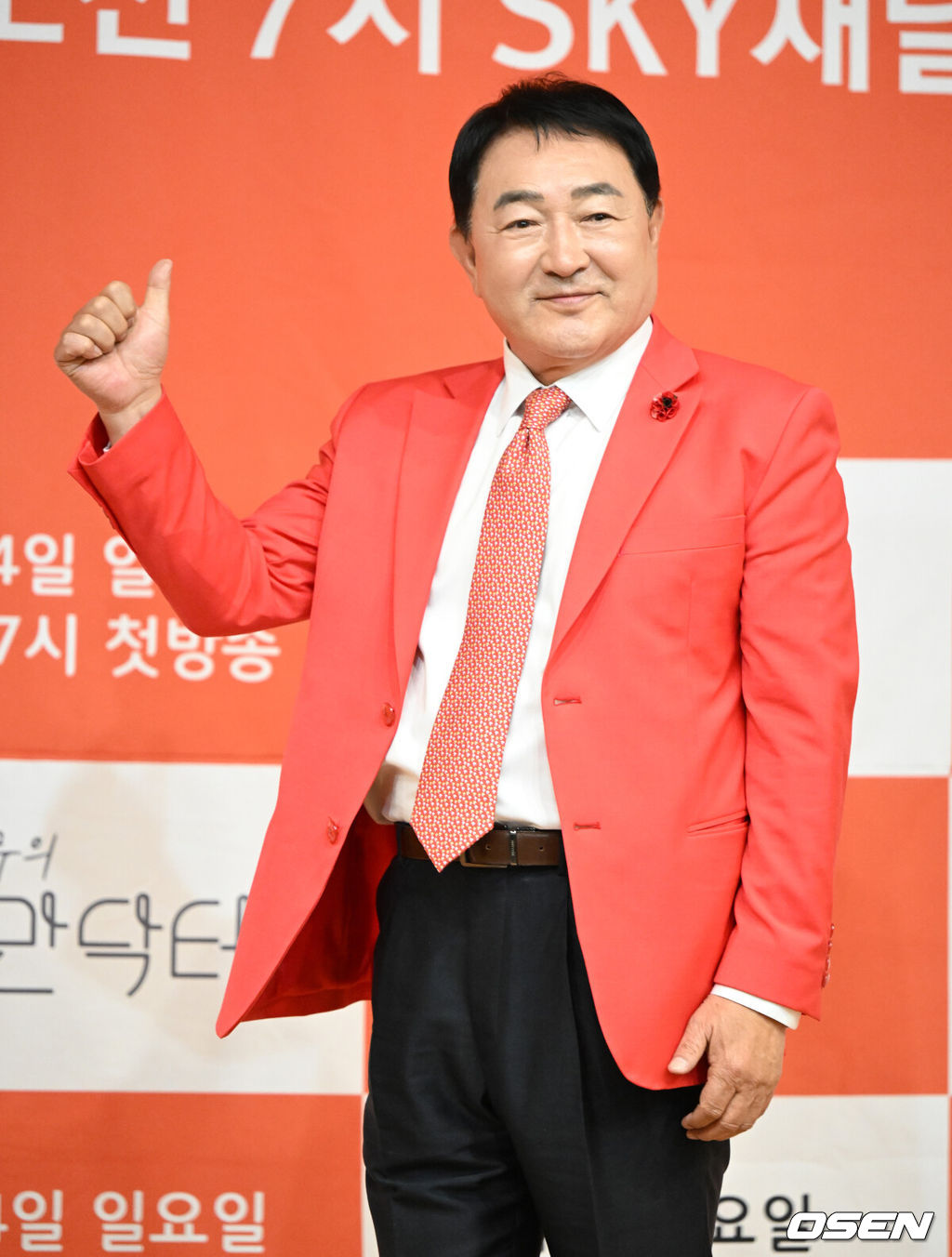 20일 오후 서울 서초동 한국컨퍼런스센터에서 SKY채널 예능 프로그램 '임채무의 낭만닥터' 제작발표회가 열렸다.‘임채무의 낭만닥터'는 닥터캠핑카를 탄 도시의 낭만닥터들이 전국 도서산간의 주민을 찾아 의료봉사에 나서는 힐링 리얼리티 예능 프로그램이다. 임채무, 이문식, 지성원, 정형외과 전문의 이태훈 네 사람이 의료시스템이 부족한 도서산간의 주민들과 함께 시간을 보내며 환자의 건강과 마음을 어루만져주는 ‘임채무의 낭만닥터’는 시청자들에게 뭉클한 감동을 전한다.배우 임채무가 포토타임을 하고 있다. 2022.04.20 /jpnews@osen.co.kr