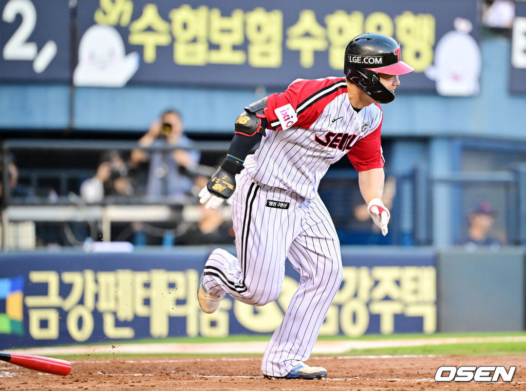 20일 오후 서울 잠실구장에서 ‘2025 신한 SOL BANK KBO리그’ LG 트윈스와 롯데 자이언츠의 경기가 열렸다.이날 경기에서 LG는 임찬규를, 롯데는 이민석을 선발투수로 내세웠다.5회말 2사 주자 3루 LG 문성주가 2루수 왼쪽 내야 역전 1타점 적시타를 때리고 있다. 2025.07.20 / rumi@osen.co.kr