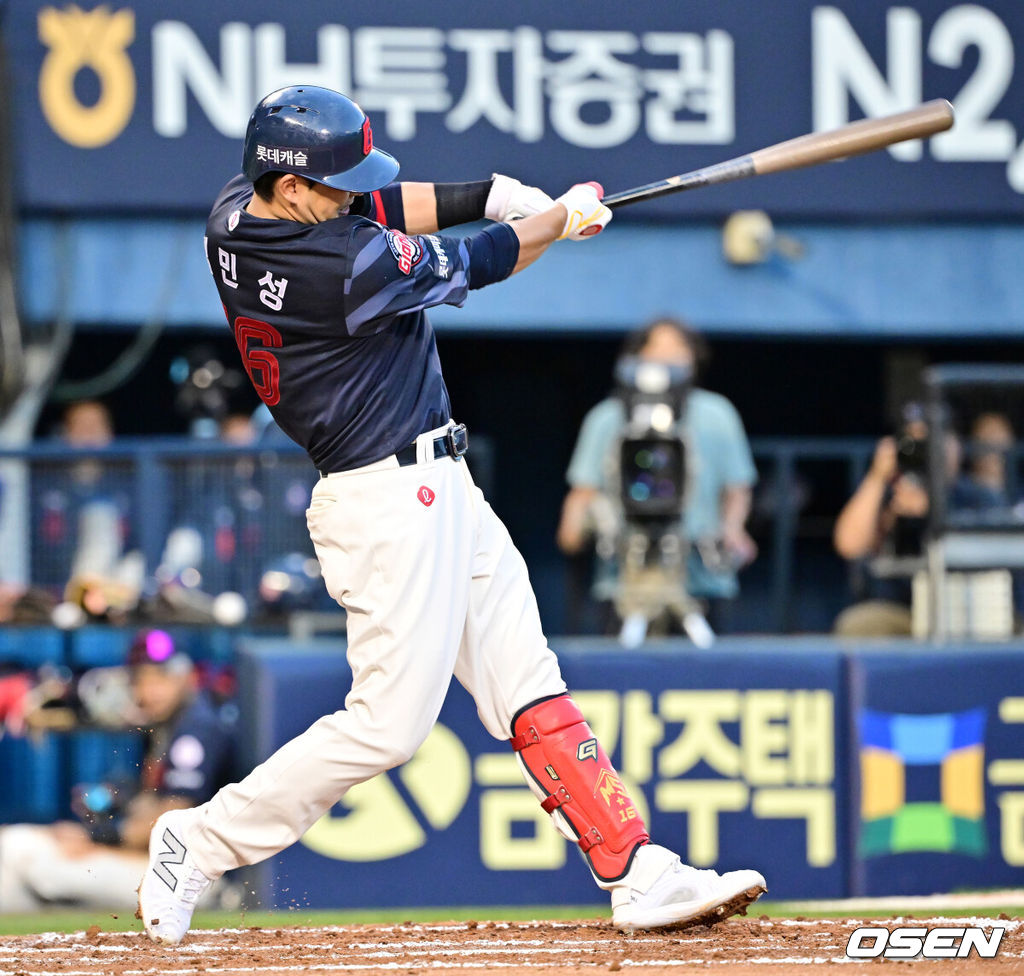 20일 오후 서울 잠실구장에서 ‘2025 신한 SOL BANK KBO리그’ LG 트윈스와 롯데 자이언츠의 경기가 열렸다.이날 경기에서 LG는 임찬규를, 롯데는 이민석을 선발투수로 내세웠다.6회초 2사 주자 1,3루 롯데 김민성이 중견수 앞 동점 1타점 적시타를 때리고 있다. 2025.07.20 / rumi@osen.co.kr