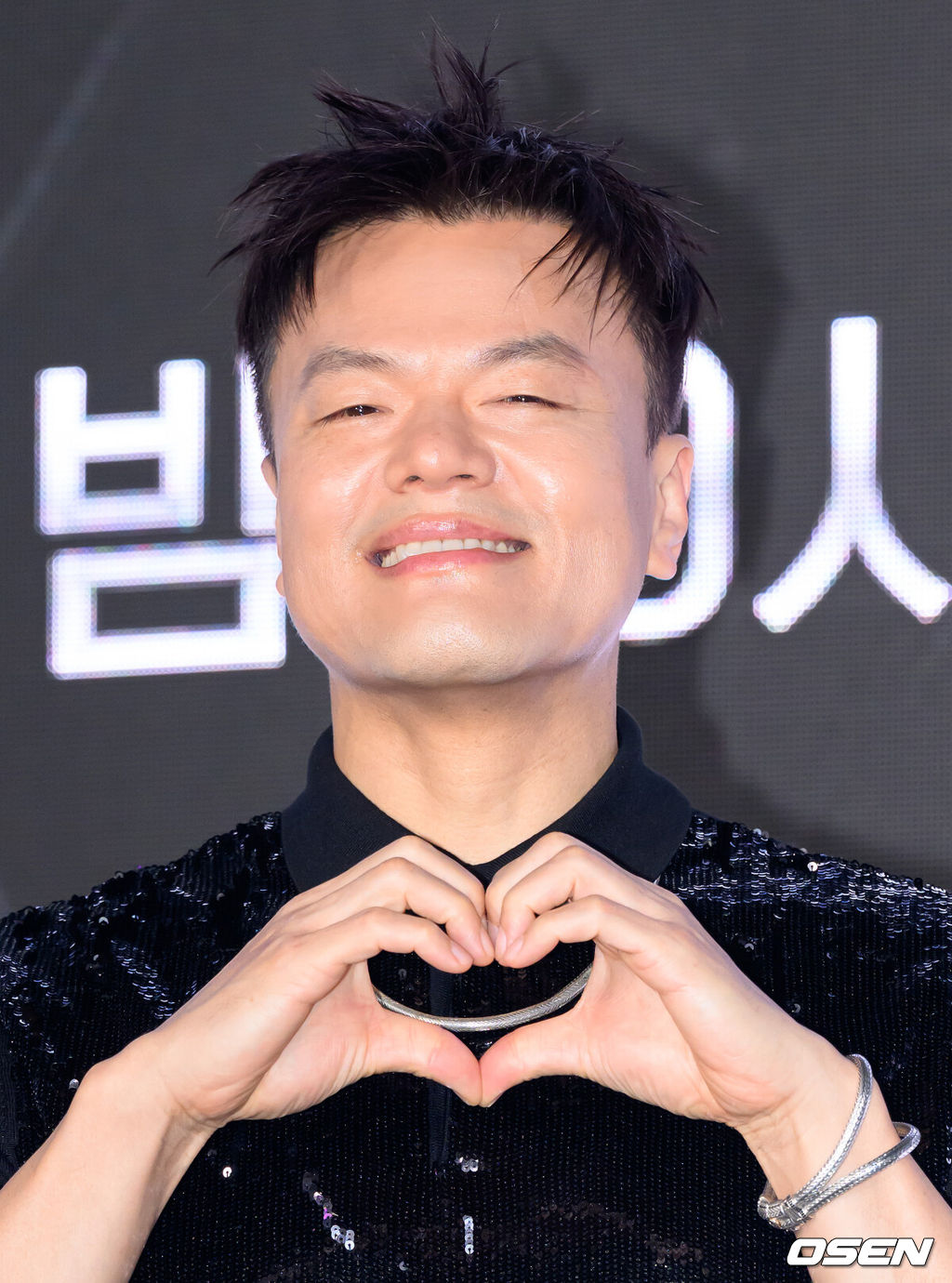 27일 오전 서울 강남구 SJ쿤스트할레에서 Mnet ‘월드 오브 스트릿 우먼 파이터’ 제작발표회가 열렸다.‘월드 오브 스우파’는 Mnet 메가 히트작 ‘스트릿 우먼 파이터’의 세 번째 시즌으로, 한국을 포함해 뉴질랜드, 미국, 일본, 호주까지 총 5개국 국가대항전으로 시청자들을 만날 예정이다. Mnet ‘월드 오브 스우파’는 오는 5월 27일(화) 오후 10시 첫 방송된다. 박진영이 포토타임을 가지고 있다. 2025.05.27 /sunday@osen.co.kr