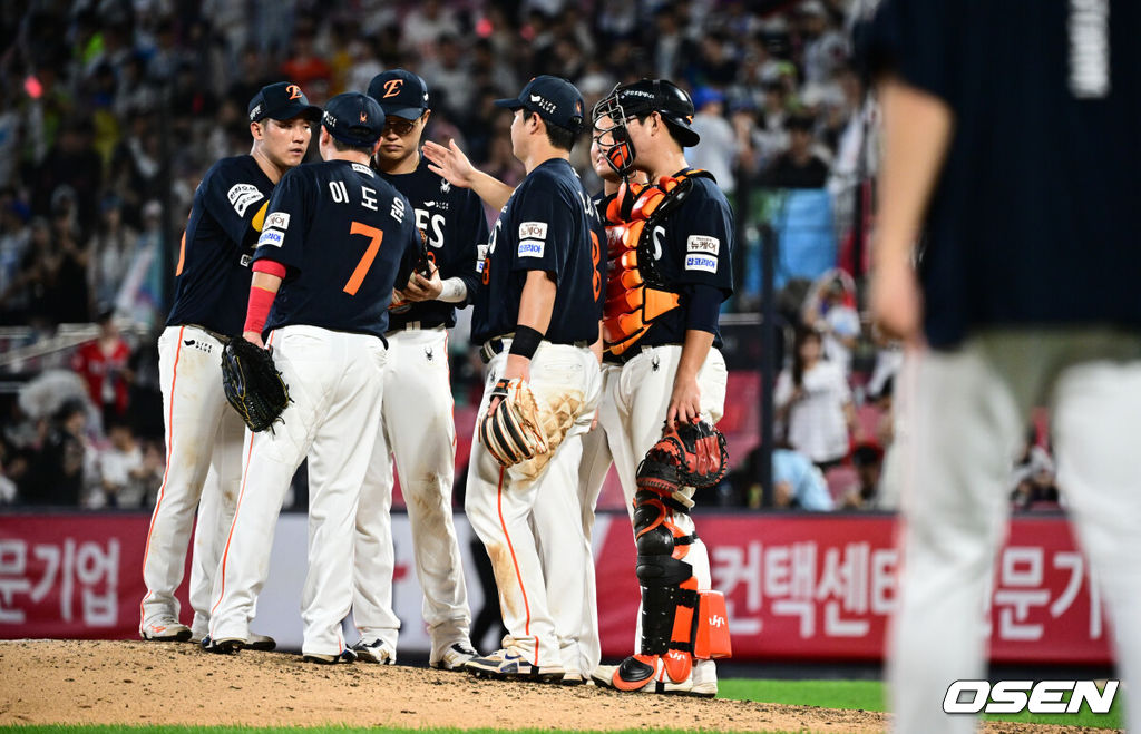 3루를 가득 메운 이글스 팬들이 만루홈런을 외치자 진짜 만루홈런을 쳤다. 한화 야구가 미쳤다.프로야구 한화 이글스는 20일 수원KT위즈파크에서 열린 2025 신한 SOL뱅크 KBO리그 KT 위즈와의 시즌 11차전에서 10-0으로 승리했다.한화가 승리를 기뻐하고 있다. 2025.07.20 /cej@osen.co.kr