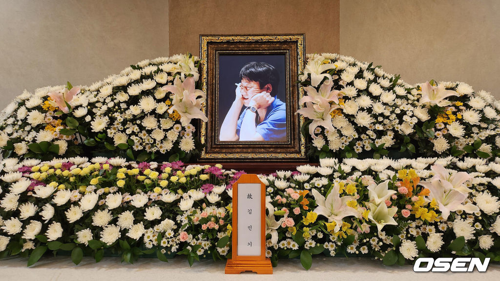 [OSEN=사진팀] 대학로 소극장 학전을 이끈 가수 김민기가 암 투병 끝에 향년 73세로 세상을 떠났다.22일 공연예술계에 따르면 김민기는 전날 지병인 위암 증세가 악화해 세상을 떠났다. 빈소는 서울대학교 병원 장례식장에 마련됐다.김민기 대표의 발인은 오는 24일 오전 5시 30분이다. 장지는 천안공원묘지다. (사진제공=학전) 2024.07.22 / photo@osen.co.kr