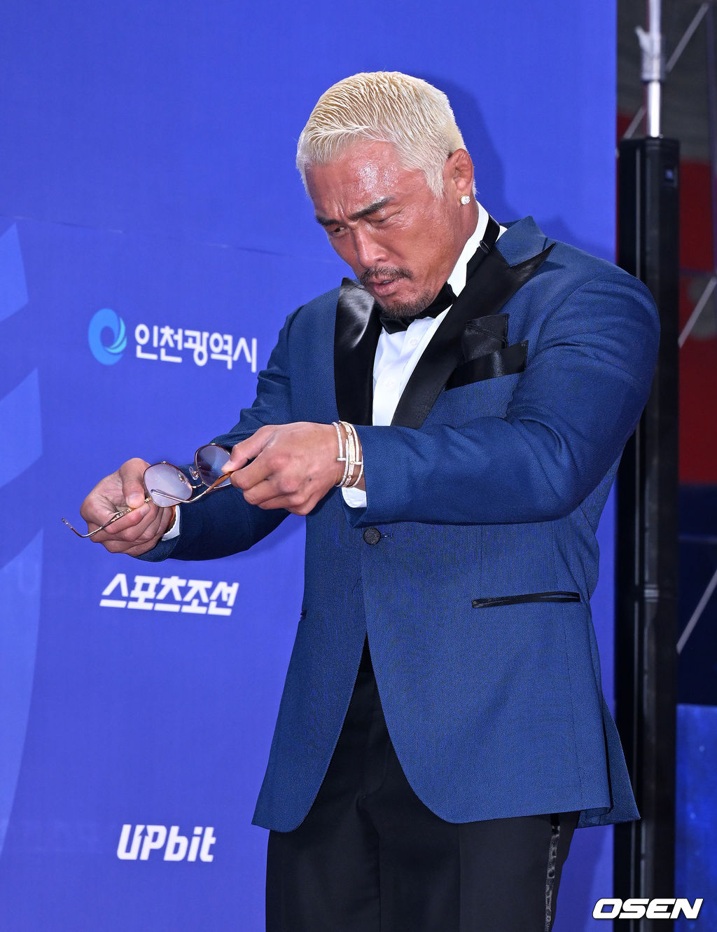 자동차 안팎의 온도차 떄문에 김서린 안경