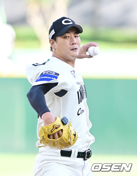 [OSEN=인천, 김성락 기자] 20일 인천 SSG랜더스필드에서 ‘2025 신한 SOL Bank KBO리그’ SSG 랜더스와 두산 베어스의 경기가 열렸다.SSG는 김광현, 두산은 곽빈을 선발로 내세웠다.1회초 SSG 선발 김광현이 마운드에 올라 힘차게 공을 뿌리고 있다. 2025.07.20 / ksl0919@osen.co.kr  