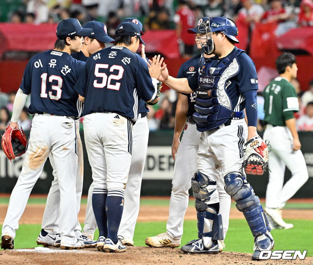 19일 인천 SSG랜더스필드에서 ‘2025 신한 SOL Bank KBO리그’ SSG 랜더스와 두산 베어스의 경기가 열렸다. 이 경기에서 두산은 김재환 김동준 오명진의 홈런에 힘입어 SSG에 5-0 완승을 거뒀다. 두산 선발 콜어빈은 5이닝 무실점을 기록하며 시즌 7승(7패)에 성공했다.경기를 마치고 두산 선수들이 마운드 위에서 하이파이브를 하고 있다. 2025.07.19 /rumi@osen.co.kr