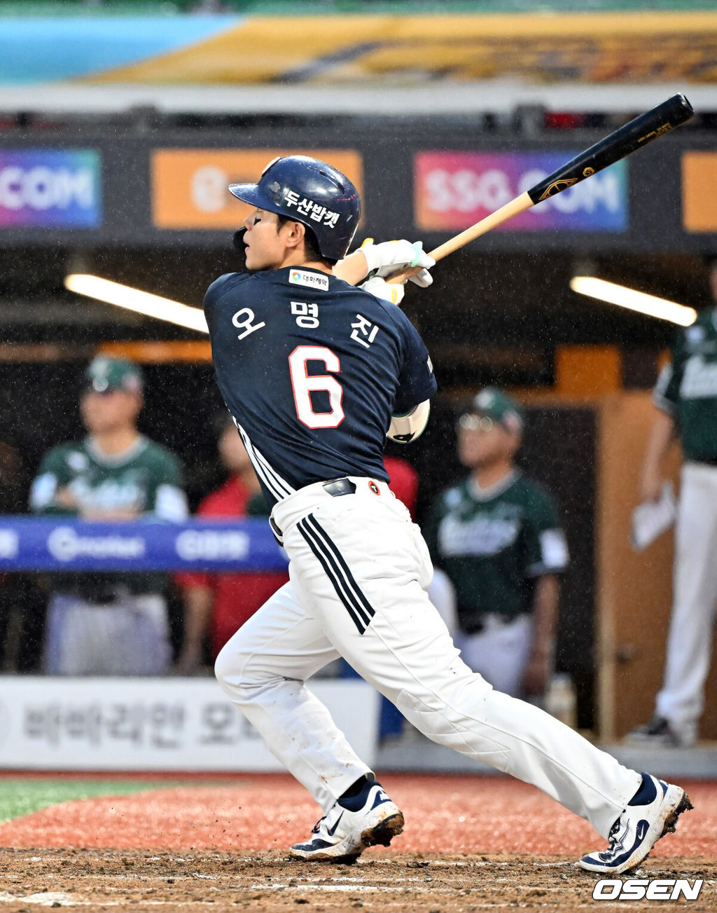 19일 인천 SSG랜더스필드에서 ‘2025 신한 SOL Bank KBO리그’ SSG 랜더스와 두산 베어스의 경기가 열렸다.SSG는 드류 앤더슨, 두산은 콜어빈은 선발로 내세웠다.5회초 2사 주자 1루 두산 오명진이 우월 투런 홈런을 때리고 있다. 2025.07.19 /rumi@osen.co.kr