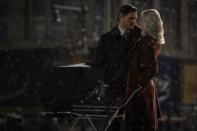 (L-R)  Pedro Pascal as Reed Richards/Mister Fantastic and Vanessa Kirby as Sue Storm/Invisible Woman in 20th Century Studios/Marvel Studios' THE FANTASTIC FOUR: FIRST STEPS. Photo by Jay Maidment. © 2025 20th Century Studios / © and ™ 2025 MARVEL.