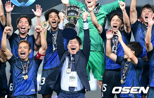 [OSEN=용인, 최규한 기자] 한국축구가 일본에 사상 첫 3연패를 당했다. 홍명보 감독이 이끄는 남자축구대표팀은 15일 오후 용인 미르스타디움에서 열린 2025 동아시아축구연맹(EAFF) E-1 챔피언십(동아시안컵) 3차전에서 숙적 일본에게 0-1로 패해 우승컵 탈환에 실패했다. 우승을 거머쥔 일본 모리야스 하지메 감독이 트로피를 들어올리며 선수들과 환호하고 있다. 2025.07.15 / dreamer@osen.co.kr