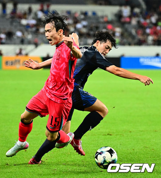 [OSEN=용인, 지형준 기자] 홍명보 감독이 이끄는 남자축구대표팀이 15일 오후 용인 미르스타디움에서 2025 동아시아축구연맹(EAFF) E-1 챔피언십(동아시안컵) 3차전 일본과 경기를 가졌다. 한국은 1차전서 중국을 3-0, 2차전서 홍콩을 2-0으로 완파했다. 하지만 일본이 1차전서 홍콩을 6-1, 2차전서 중국을 2-0으로 이겼다. 골득실 +7의 일본이 +5의 한국을 누르고 조 선두인 상황이다. 나란히 2승을 거둔 한국과 일본은 대회 우승컵을 놓고 격돌한다. 전반 한국 김문환이 일본 소마에 밀려 넘어지고 있다. 2025.07.15 / jpnews@osen.co.kr