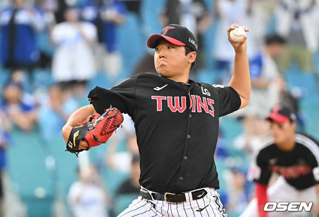 4일 대구삼성라이온즈파크에서 2025 신한 SOL 뱅크 KBO 리그 삼성 라이온즈와 LG 트윈스의 경기가 열렸다. 홈팀 삼성은 이승현이, 방문팀 LG는 송승기가 선발 출전했다. LG 트윈스 선발 투수 송승기가 역투하고 있다. 2025.07.04 / foto0307@osen.co.kr
