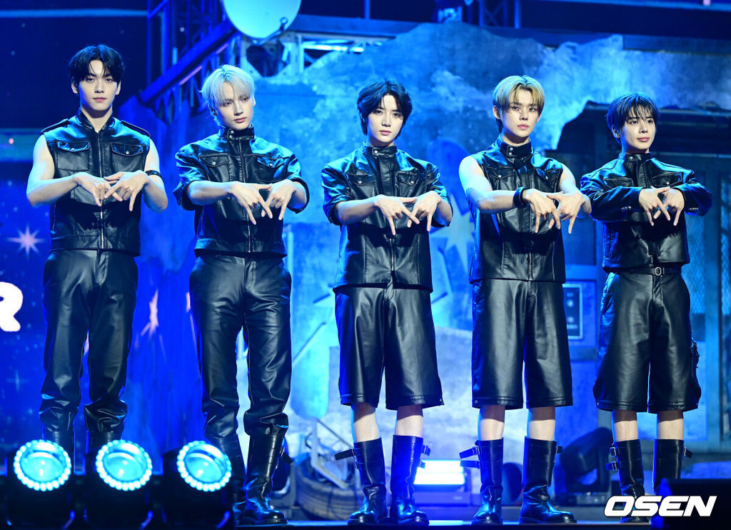 그룹 투모로우바이투게더(수빈, 연준, 범규, 태현, 휴닝카이)가 21일 오후 서울 회기동 경희대학교 평화의 전당에서 정규 4집 ‘별의 장: TOGETHER’ 발매 쇼케이스를 가졌다.타이틀곡 ‘Beautiful Strangers’는 트랩(Trap) 리듬의 힙합(Hip hop) 장르 곡으로 감미로운 멜로디와 폭발적인 반주가 대비를 이룬다. 투모로우바이투게더는 이 곡을 통해 네게 받은 힘으로 성장하는 ‘나’와 별나서 더 아름다운 ‘우리’의 이야기를 그린다.TXT 멤버들이 포토타임을 하고 있다. 2025.07.21 / dreamer@osen.co.kr