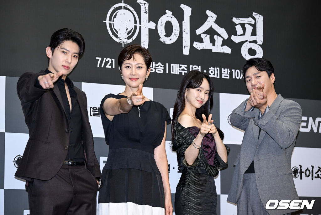 ENA 새 월화드라마 ‘아이쇼핑’ 제작발표회가 21일 서울 마포구 상암 스탠드포드 호텔에서 열렸다.‘아이쇼핑’은 양부모에게 버려진 후, 죽음의 문턱에서 가까스로 살아남은 아이들의 처절한 생존과 복수를 그린 액션 스릴러다. ‘아이를 사고파는 불법 입양 시장’과 ‘마음에 들지 않으면 환불 가능한 아이들’이라는 파격적인 설정, 그리고 염정아부터 첫 드라마에 도전하는 김진영까지 세대를 아우르는 연기 시너지가 더해졌다.배우 김진영, 염정아, 원진아, 최영준이 포즈를 취하고 있다. 2025.07.21 /cej@osen.co.kr