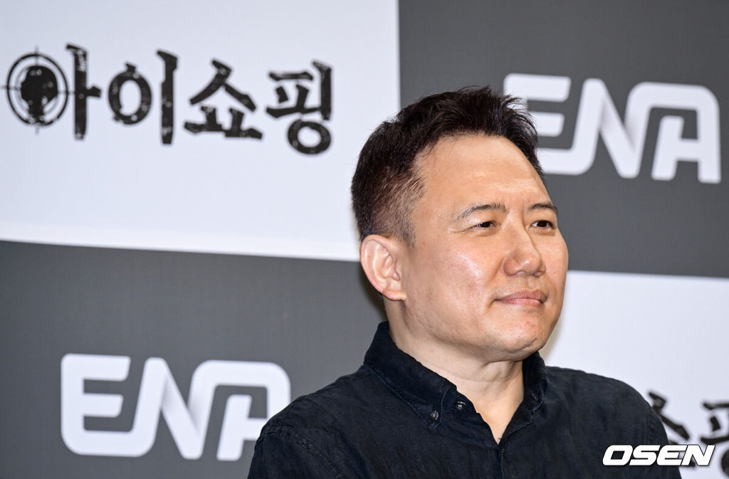ENA 새 월화드라마 ‘아이쇼핑’ 제작발표회가 21일 서울 마포구 상암 스탠드포드 호텔에서 열렸다.‘아이쇼핑’은 양부모에게 버려진 후, 죽음의 문턱에서 가까스로 살아남은 아이들의 처절한 생존과 복수를 그린 액션 스릴러다. ‘아이를 사고파는 불법 입양 시장’과 ‘마음에 들지 않으면 환불 가능한 아이들’이라는 파격적인 설정, 그리고 염정아부터 첫 드라마에 도전하는 김진영까지 세대를 아우르는 연기 시너지가 더해졌다.감독 오기환이 포즈를 취하고 있다. 2025.07.21 /cej@osen.co.kr