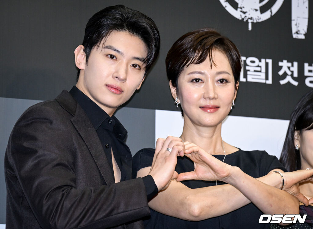 ENA 새 월화드라마 ‘아이쇼핑’ 제작발표회가 21일 서울 마포구 상암 스탠드포드 호텔에서 열렸다.‘아이쇼핑’은 양부모에게 버려진 후, 죽음의 문턱에서 가까스로 살아남은 아이들의 처절한 생존과 복수를 그린 액션 스릴러다. ‘아이를 사고파는 불법 입양 시장’과 ‘마음에 들지 않으면 환불 가능한 아이들’이라는 파격적인 설정, 그리고 염정아부터 첫 드라마에 도전하는 김진영까지 세대를 아우르는 연기 시너지가 더해졌다.배우 김진영, 염정아가 포즈를 취하고 있다. 2025.07.21 /cej@osen.co.kr