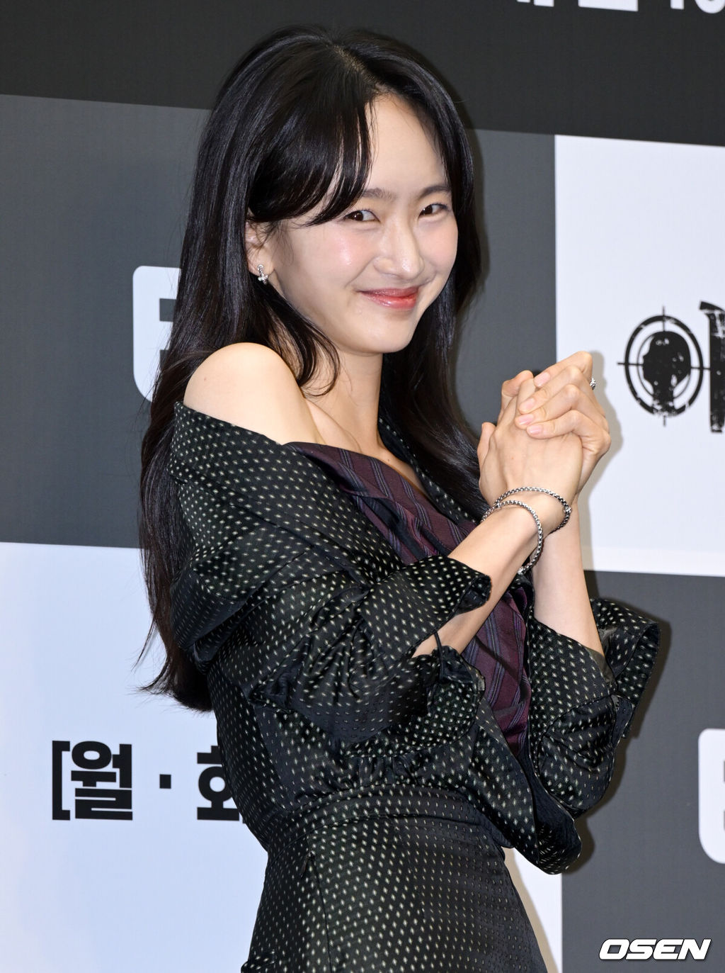 ENA 새 월화드라마 ‘아이쇼핑’ 제작발표회가 21일 서울 마포구 상암 스탠드포드 호텔에서 열렸다.‘아이쇼핑’은 양부모에게 버려진 후, 죽음의 문턱에서 가까스로 살아남은 아이들의 처절한 생존과 복수를 그린 액션 스릴러다. ‘아이를 사고파는 불법 입양 시장’과 ‘마음에 들지 않으면 환불 가능한 아이들’이라는 파격적인 설정, 그리고 염정아부터 첫 드라마에 도전하는 김진영까지 세대를 아우르는 연기 시너지가 더해졌다.배우 원진아가 포즈를 취하고 있다. 2025.07.21 /cej@osen.co.kr
