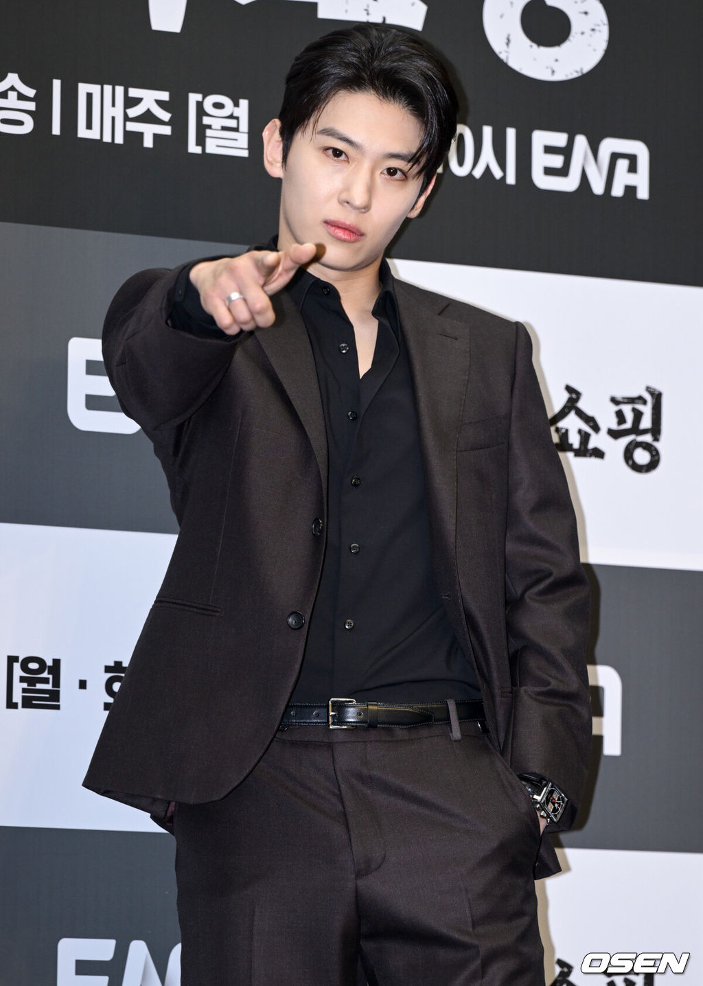 ENA 새 월화드라마 ‘아이쇼핑’ 제작발표회가 21일 서울 마포구 상암 스탠드포드 호텔에서 열렸다.‘아이쇼핑’은 양부모에게 버려진 후, 죽음의 문턱에서 가까스로 살아남은 아이들의 처절한 생존과 복수를 그린 액션 스릴러다. ‘아이를 사고파는 불법 입양 시장’과 ‘마음에 들지 않으면 환불 가능한 아이들’이라는 파격적인 설정, 그리고 염정아부터 첫 드라마에 도전하는 김진영까지 세대를 아우르는 연기 시너지가 더해졌다.배우 김진영(덱스)이 포즈를 취하고 있다. 2025.07.21 /cej@osen.co.kr