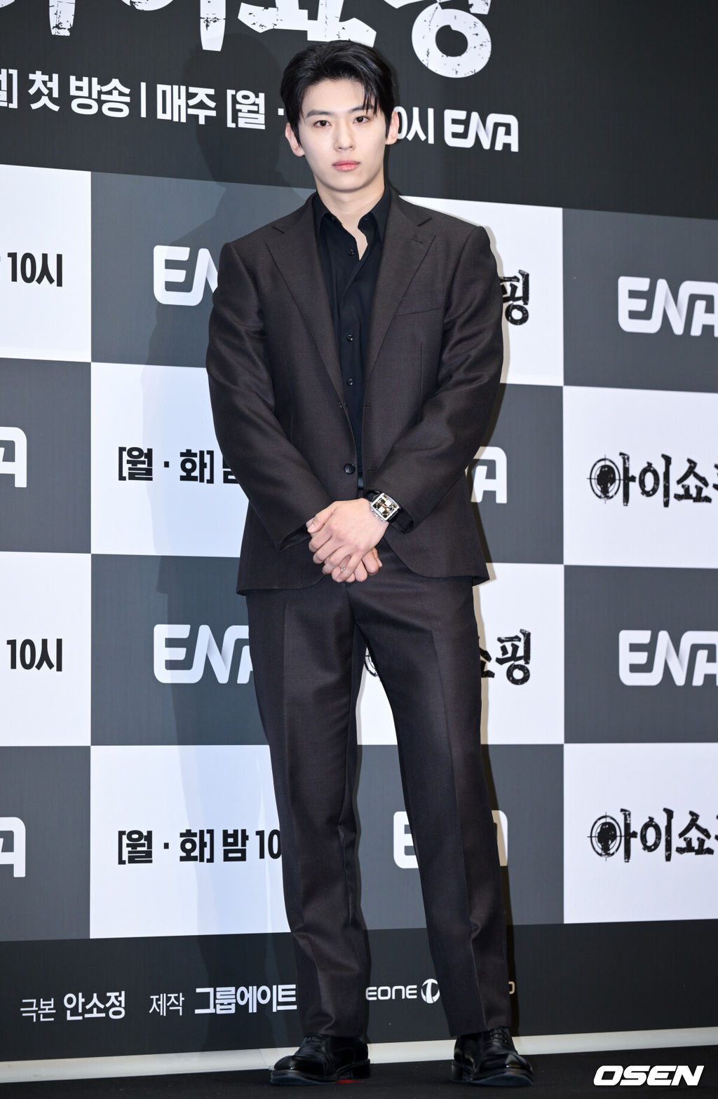 ENA 새 월화드라마 ‘아이쇼핑’ 제작발표회가 21일 서울 마포구 상암 스탠드포드 호텔에서 열렸다.‘아이쇼핑’은 양부모에게 버려진 후, 죽음의 문턱에서 가까스로 살아남은 아이들의 처절한 생존과 복수를 그린 액션 스릴러다. ‘아이를 사고파는 불법 입양 시장’과 ‘마음에 들지 않으면 환불 가능한 아이들’이라는 파격적인 설정, 그리고 염정아부터 첫 드라마에 도전하는 김진영까지 세대를 아우르는 연기 시너지가 더해졌다.배우 김진영(덱스)이 포즈를 취하고 있다. 2025.07.21 /cej@osen.co.kr