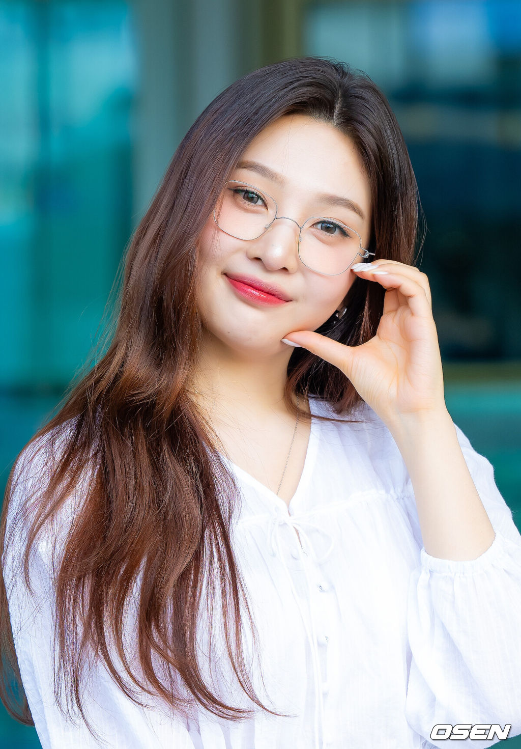 레드벨벳 조이가 27일 해외일정차 인천국제공항을 통해 출국했다.<br /><br />이날 레드벨벳 조이는 화보 촬영 차 태국 푸켓으로 출국했다.<br /><br />레드벨벳 조이가 출국장으로 향하며 취재진을 향해 인사를 하고 있다. 2025.05.27 /rumi@osen.co.kr