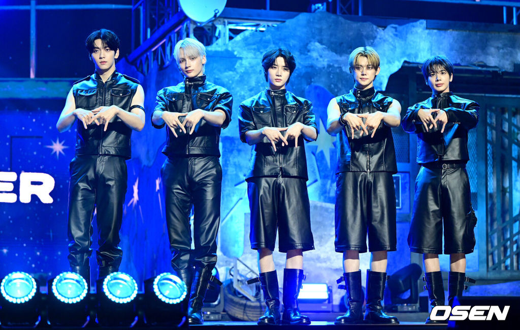그룹 투모로우바이투게더(수빈, 연준, 범규, 태현, 휴닝카이)가 21일 오후 서울 회기동 경희대학교 평화의 전당에서 정규 4집 ‘별의 장: TOGETHER’ 발매 쇼케이스를 가졌다.타이틀곡 ‘Beautiful Strangers’는 트랩(Trap) 리듬의 힙합(Hip hop) 장르 곡으로 감미로운 멜로디와 폭발적인 반주가 대비를 이룬다. 투모로우바이투게더는 이 곡을 통해 네게 받은 힘으로 성장하는 ‘나’와 별나서 더 아름다운 ‘우리’의 이야기를 그린다.TXT 멤버들이 포토타임을 하고 있다.2025.07.21 / dreamer@osen.co.kr