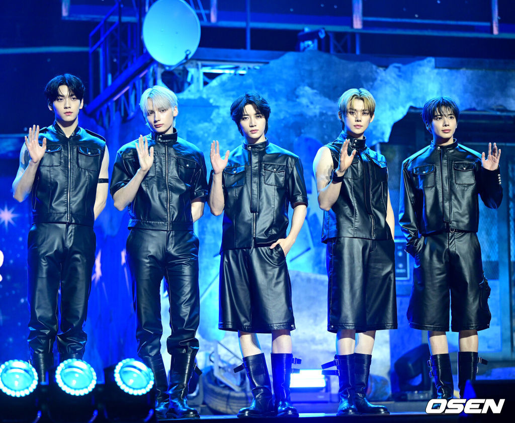 그룹 투모로우바이투게더(수빈, 연준, 범규, 태현, 휴닝카이)가 21일 오후 서울 회기동 경희대학교 평화의 전당에서 정규 4집 ‘별의 장: TOGETHER’ 발매 쇼케이스를 가졌다.타이틀곡 ‘Beautiful Strangers’는 트랩(Trap) 리듬의 힙합(Hip hop) 장르 곡으로 감미로운 멜로디와 폭발적인 반주가 대비를 이룬다. 투모로우바이투게더는 이 곡을 통해 네게 받은 힘으로 성장하는 ‘나’와 별나서 더 아름다운 ‘우리’의 이야기를 그린다.TXT 멤버들이 포토타임을 하고 있다. 2025.07.21 / dreamer@osen.co.kr