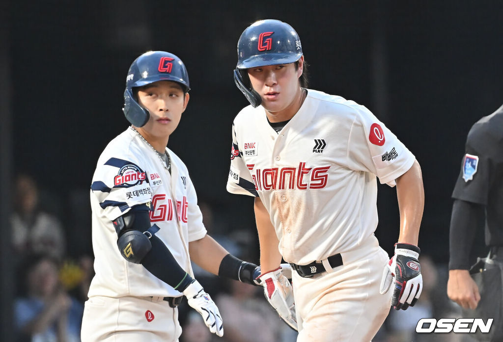 9일 부산 사직야구장에서 2025 신한 SOL 뱅크 KBO 리그 롯데 자이언츠와 두산 베어스의 경기가 열렸다. 홈팀 롯데는 이민석이, 방문팀 두산은 곽빈이 선발 출전했다.롯데 자이언츠 나승엽이 2회말 무사 만루 전민재의 좌익수 희생플라이볼때 득점을 올리고 하이파이브를 하고 있다. 2025.07.09 / foto0307@osen.co.kr