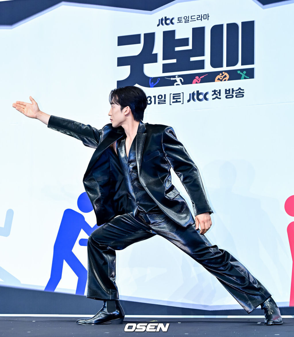 29일 오후 서울 구로구 신도림동 더링크서울 트리뷰트 포트폴리오 호텔에서 JTBC 새 토일드라마 ‘굿보이’ 제작발표회가 열렸다.‘굿보이’는 특채로 경찰이 된 전직 국가대표들이 메달 대신 경찰 신분증을 목에 걸고, 비양심과 반칙이 판치는 세상에 맞서는 코믹 액션 청춘 수사극. 박보검, 김소현, 이상이, 허성태, 태원석은 강력범죄 대응을 위한 특수팀으로 뭉쳐 각자의 주특기를 무기삼아 이 땅에 정의로운 ‘룰’을 알릴 예정이다.배우 이상이가 포토타임을 하고 있다. 2025.05.29 /jpnews@osen.co.kr