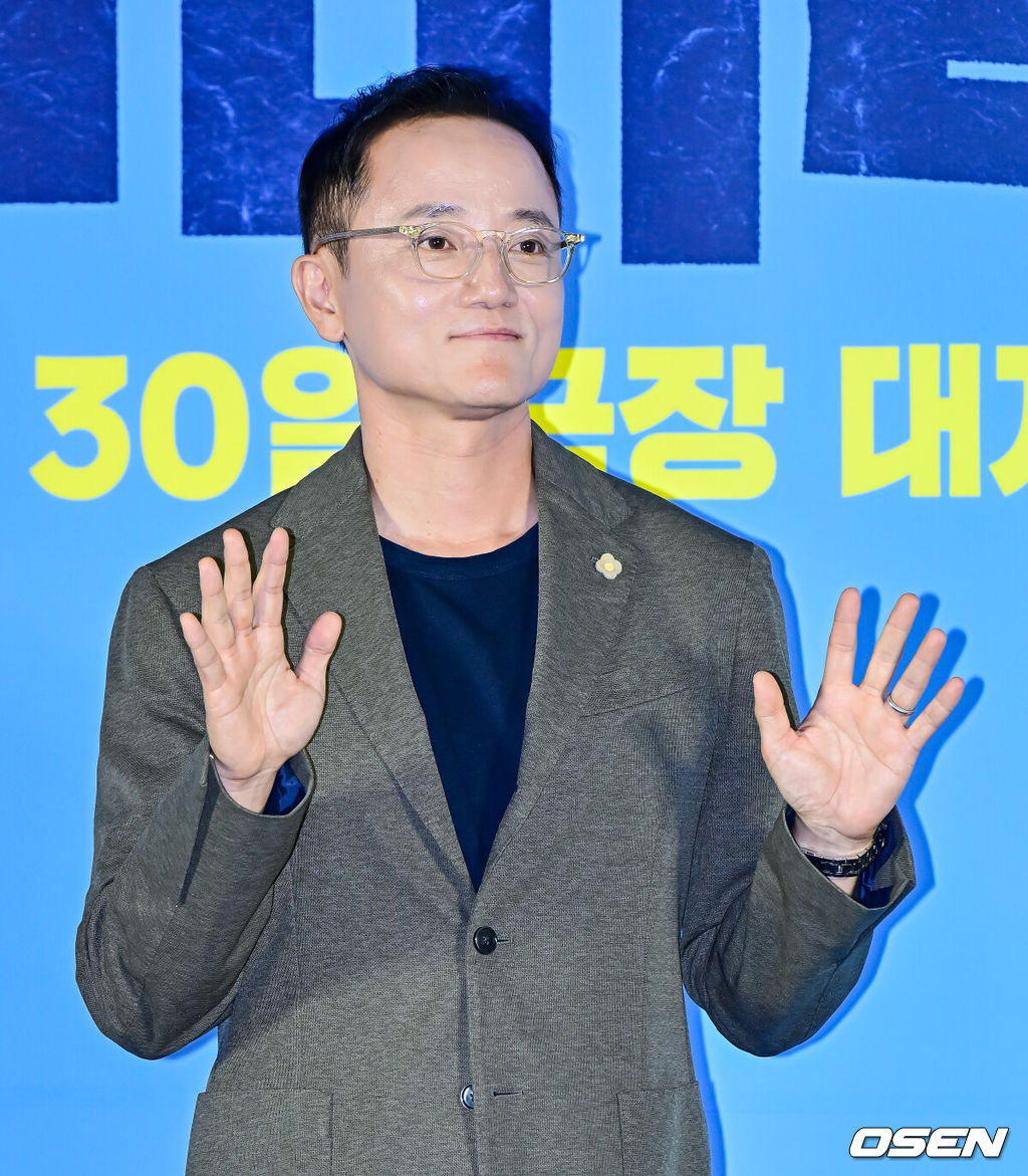30일 오전 서울 용산구 한강로동 CGV 용산아이파크몰에서 영화 ‘좀비딸’ 제작보고회가 열렸다.‘좀비딸’은 이 세상 마지막 남은 좀비가 된 딸을 지키기 위해 극비 훈련에 돌입한 딸바보 아빠의 코믹 드라마.필감성 감독이 포토타임을 하고 있다. 2025.06.30 /jpnews@osen.co.kr