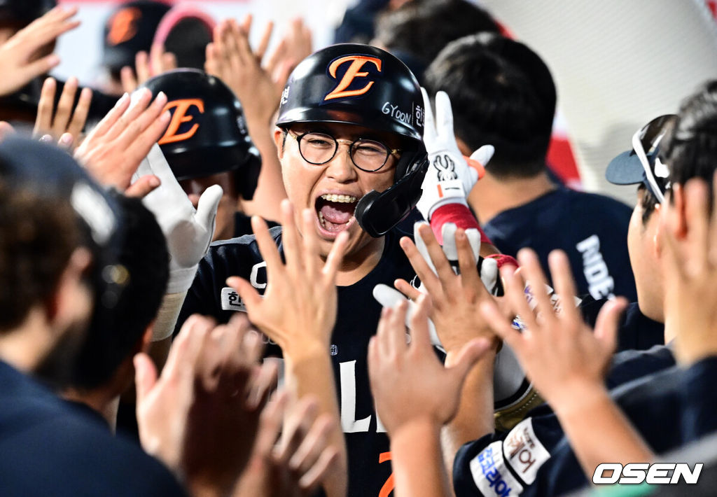 9회초 무사 만루 한화 채은성이 만루 홈런을 날린 뒤 축하를 받고 있다. 2025.07.20 /cej@osen.co.kr