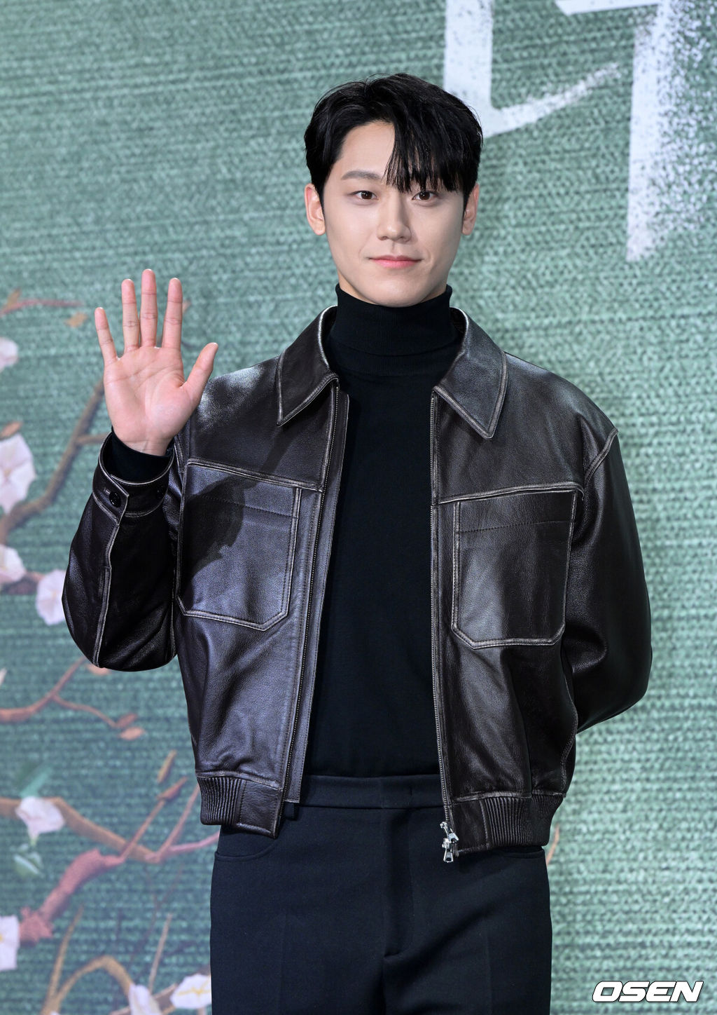 20일 오후 서울 JW 메리어트 동대문 스퀘어에서 넷플릭스 시리즈 '더 글로리' 제작발표회가 열렸다.'더 글로리'(극본 김은숙, 연출 안길호)는 유년 시절 폭력으로 영혼까지 부서진 한 여자가 온 생을 걸어 치밀하게 준비한 처절한 복수와 그 소용돌이에 빠져드는 이들의 이야기를 그린 작품.배우 이도현이 포토타임을 하고 있다. 2022.12.20 /jpnews@osen.co.kr
