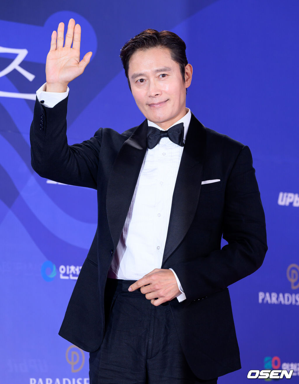 제4회 청룡시리즈어워즈 레드카펫 및 포토월 행사가 18일 인천 파라다이스시티에서 열렸다.청룡시리즈어워즈는 2022년 대한민국 최초로 시도된 오리지널 스트리밍 시리즈를 대상으로 하는 시상식이다. 사회는 전현무와 임윤아로 4년 연속 호흡을 맞춘다.배우 이병헌이 레드카펫을 밟고 있다. 2025.07.18 /sunday@osen.co.kr  
