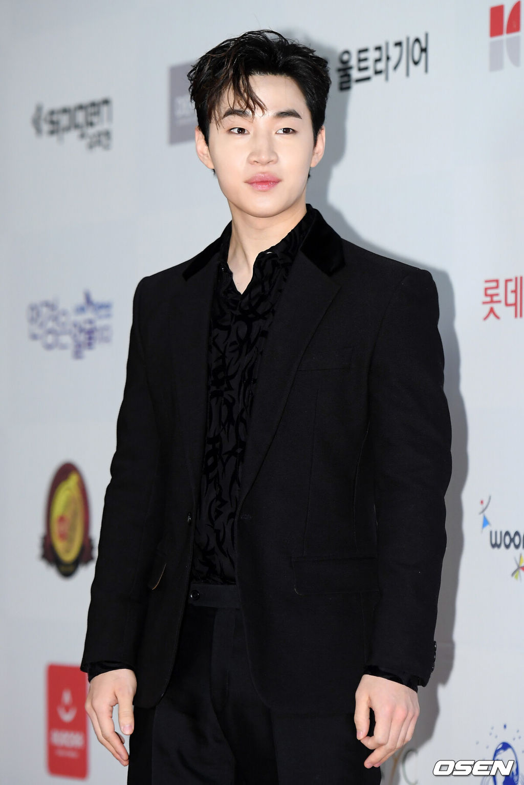 17일 오후 서울 영등포구 콘래드 서울 호텔에서 '2020 대한민국 퍼스트브랜드 대상' 포토월 행사가 열렸다.가수 헨리가  포즈를 취하고 있다. /cej@osen.co.kr