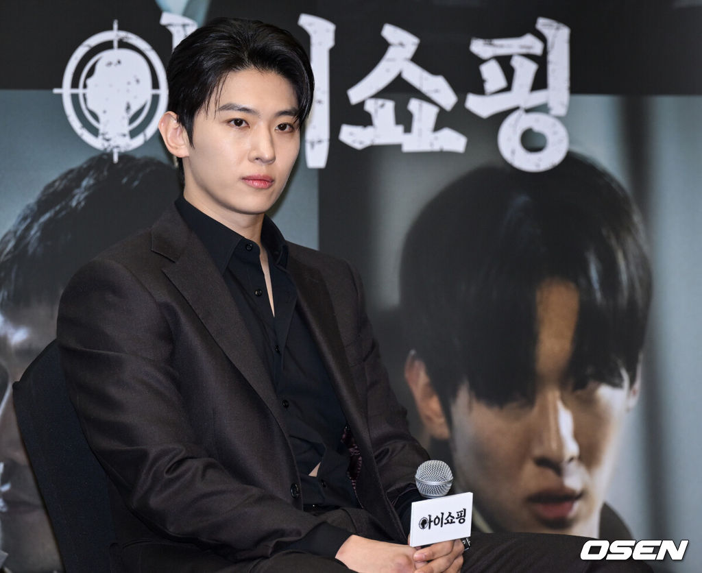 ENA 새 월화드라마 ‘아이쇼핑’ 제작발표회가 21일 서울 마포구 상암 스탠드포드 호텔에서 열렸다.‘아이쇼핑’은 양부모에게 버려진 후, 죽음의 문턱에서 가까스로 살아남은 아이들의 처절한 생존과 복수를 그린 액션 스릴러다. ‘아이를 사고파는 불법 입양 시장’과 ‘마음에 들지 않으면 환불 가능한 아이들’이라는 파격적인 설정, 그리고 염정아부터 첫 드라마에 도전하는 김진영까지 세대를 아우르는 연기 시너지가 더해졌다.배우 김진영(덱스)이 질문을 듣고 있다. 2025.07.21 /cej@osen.co.kr