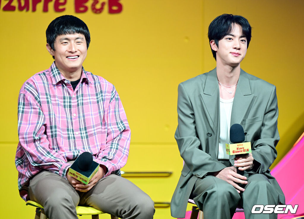 15일 오전 서울 JW 메리어트 동대문 스퀘어 서울에서 넷플릭스 '대환장 기안장' Part 2 ‘절찬리 영업중’ 기자간담회가 열렸다.'대환장 기안장'은 기안적 낭만이 가득한 울릉도 기안장에서 기안84, BTS 진, 지예은이 숙박객들과 펼치는 기상천외한 신개념 민박 버라이어티다.방송인 기안84(왼쪽)과 BTS 진이 취재진의 질문에 답하고 있다. 2025.04.15 / dreamer@osen.co.kr