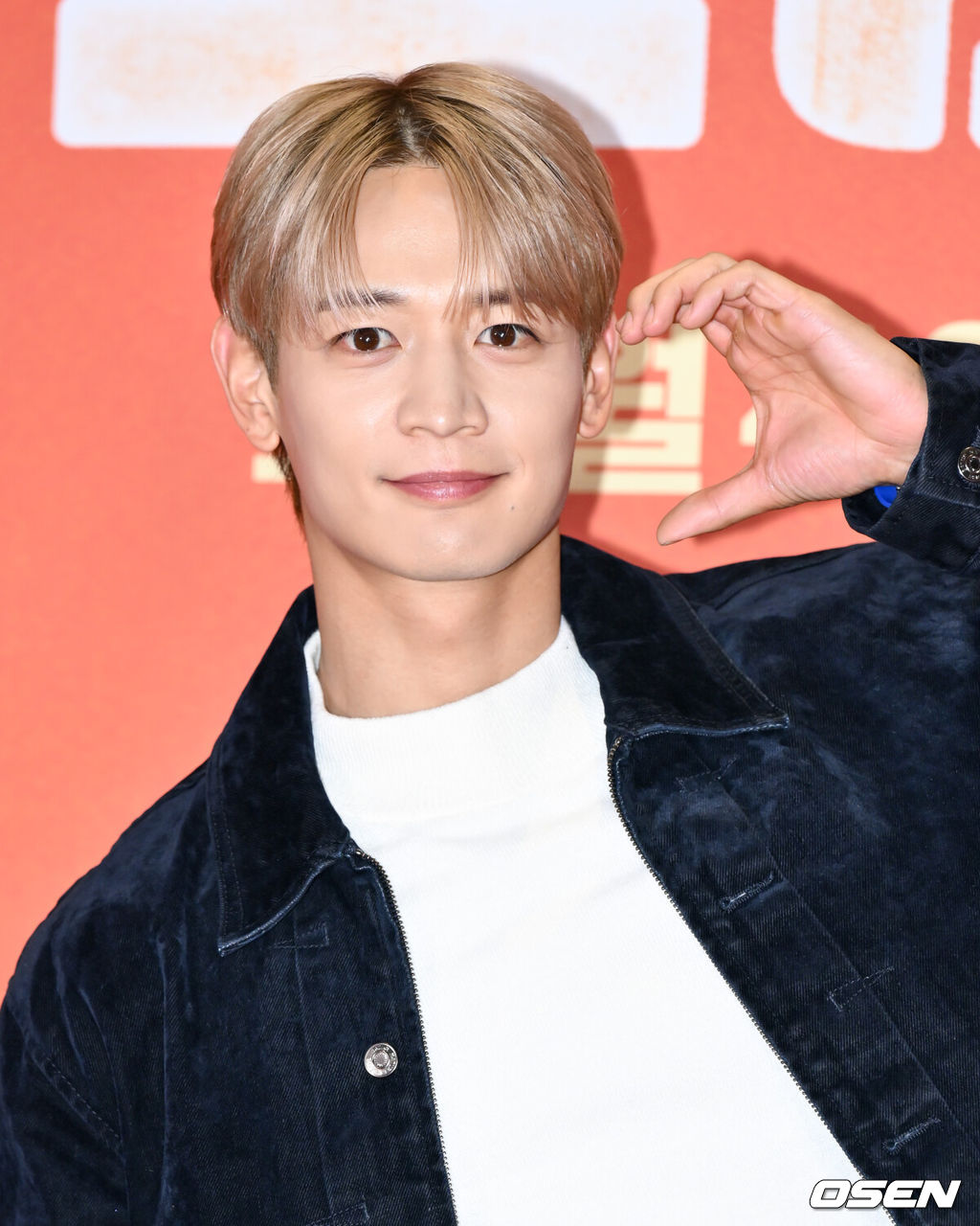 영화 '소방관(감독 곽경택)’ VIP시사회 및 포토월 행사가 3일 오후 서울시 강남구 메가박스 코엑스에서 열렸다.2001년 홍제동 화재 참사 사건을 모티브로 제작된 '소방관'은 열악한 환경 속에서도 화재 진압과 전원 구조라는 단 하나의 목표를 가지고 투입된 소방관들의 상황을 그린 이야기다.샤이니 최민호가 포즈를 취하고 있다. 2024.12.03 /cej@osen.co.kr